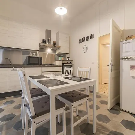 Guesthost - Ad Un Passo Da Borghese