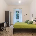 Guesthost - Ad Un Passo Da Borghese