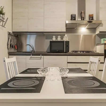 Guesthost - Ad Un Passo Da Borghese Apartment