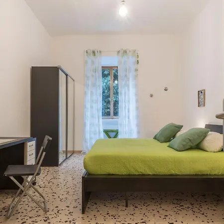 Guesthost - Ad Un Passo Da Borghese