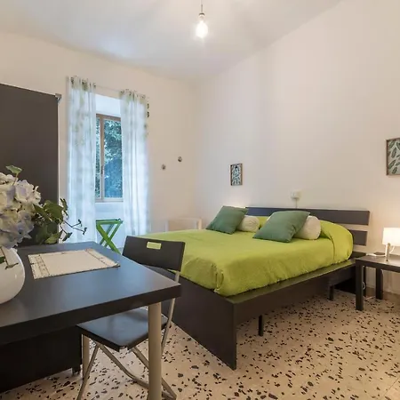 Guesthost - Ad Un Passo Da Borghese Roma